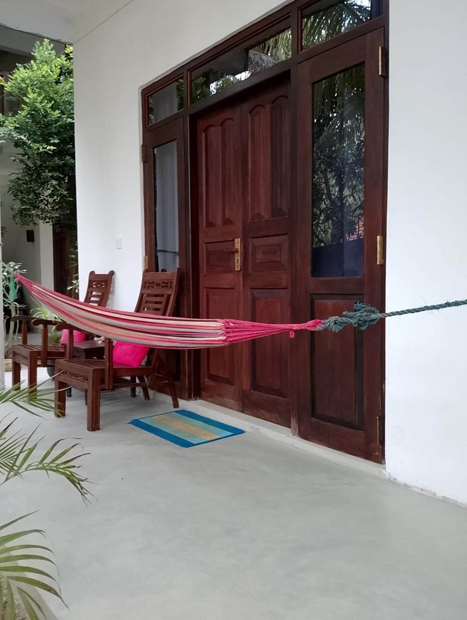 Little Sunshine Guest House & Restaurant 탕갈레 외부 사진