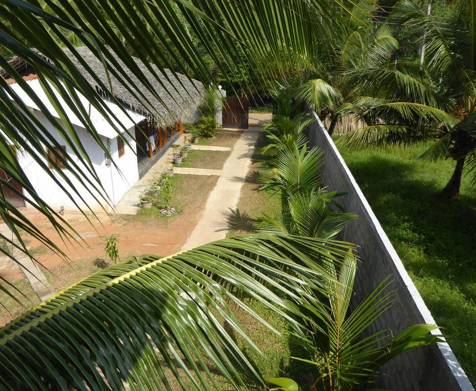 Little Sunshine Guest House & Restaurant 탕갈레 외부 사진
