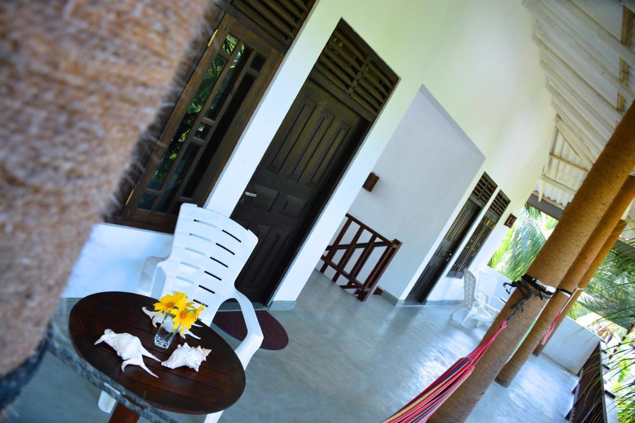 Little Sunshine Guest House & Restaurant 탕갈레 외부 사진